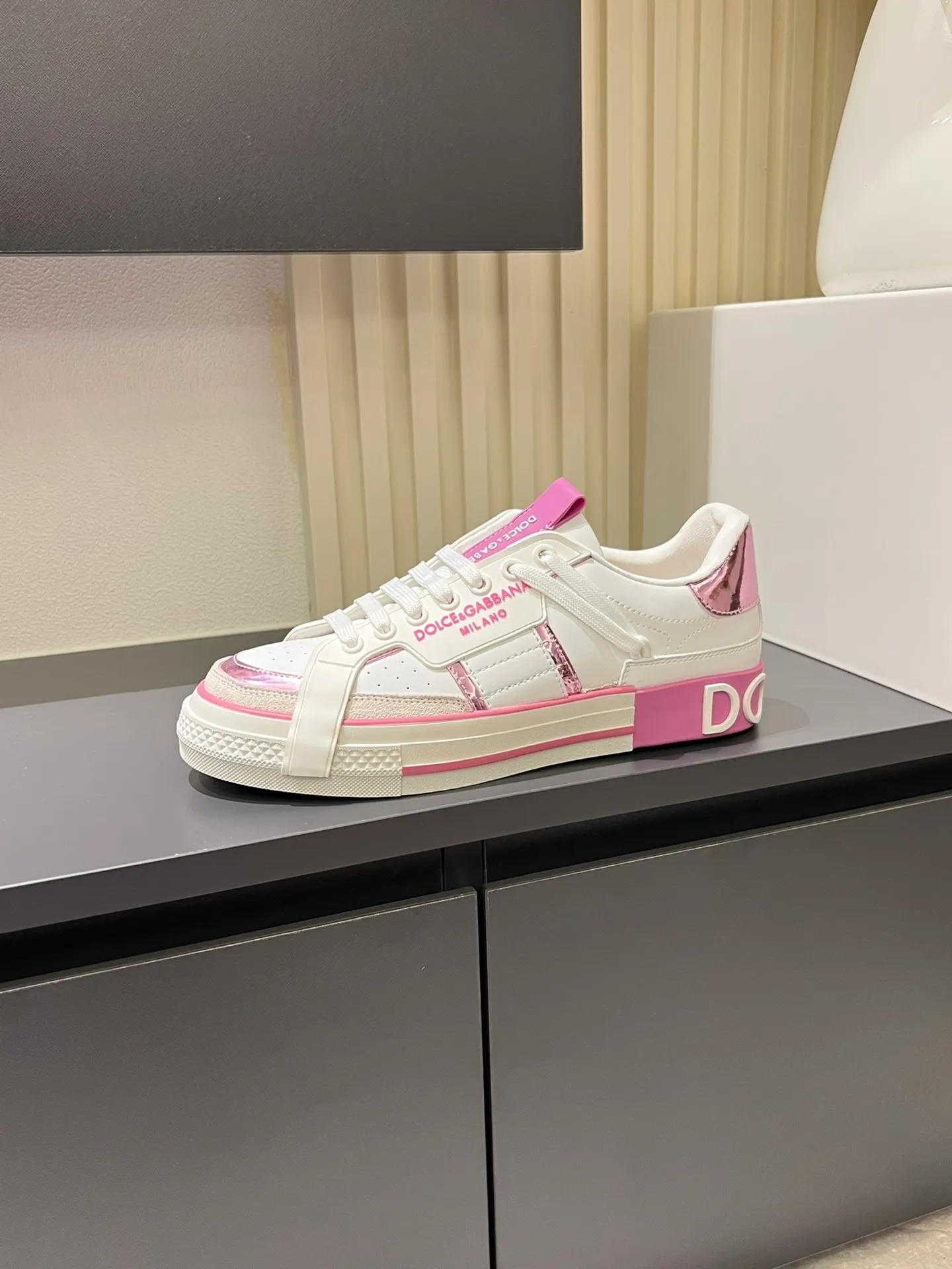 p480 Original order Couple model DG's new Custom 2.Zero sneakers combine the characteristic elements of the brand's two classic series, combining the simple and elegant silhouette of Portofino with the urban and capable attitude of Miami. Calfskin upper with contrasting details, micro-injection rubber logo on the side, laminated Dauphine leather heel, sheepskin lining, original outsole Size: Women's 35-40 (34, 41 can be ordered), Men's 38-44 (45, 46 can be customized)
